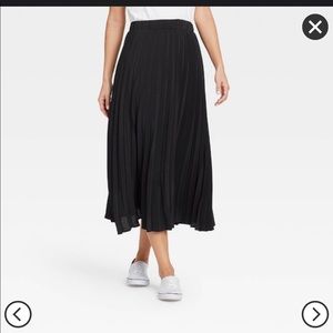 Black pleated midi skirt size medium